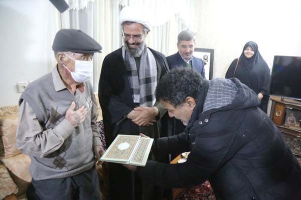 دیدار کاروان هنری«روایت حبیب» با خانواده شهید یزدانی در بجنورد