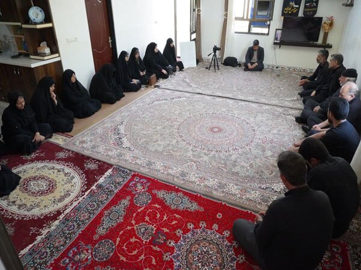 دیدار با خانواده شهید «ایمان وحیدی»؛ هنرمند سربازی که فدای وطن شد