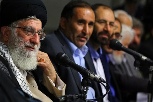 وظیفه شاعر پاسداری از هویت فرهنگی است / شاعر باید به یاری جبهه مظلوم برآید