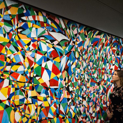 بازتاب مصرع «آنان که غنیترند، محتاجترند» در عرصه هنر