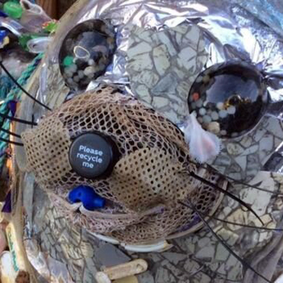 خلق مجسمهای به شکل فُک با زبالههای پلاستیکی