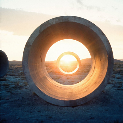 میخواستم فضای گسترده ی صحرا را در مقیاس انسان کوچک کنم