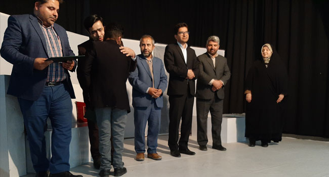 از بازیگران تئاتر «سفری آشنا» تجلیل شد