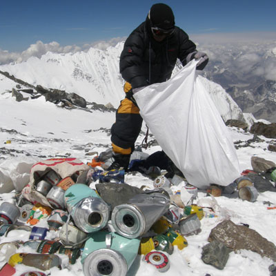 تبدیل زبالههای رها شده در اورست به اثر هنری