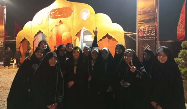 دختران اصیلا به تماشای تئاتر تنها تر از مسیح نشستند