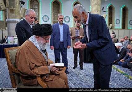 حضور شاعران بوشهری در دیدار رمضانی شاعران و اهالی فرهنگ با رهبر انقلاب